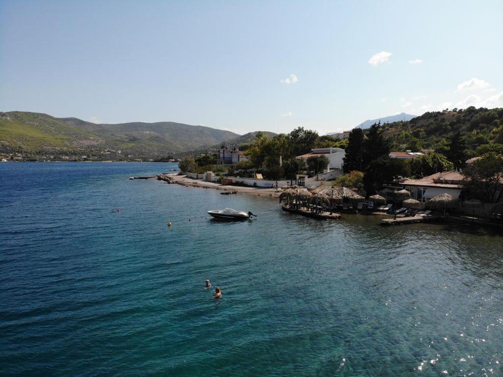 Mantas Bay Hotell Loutráki Exteriör bild