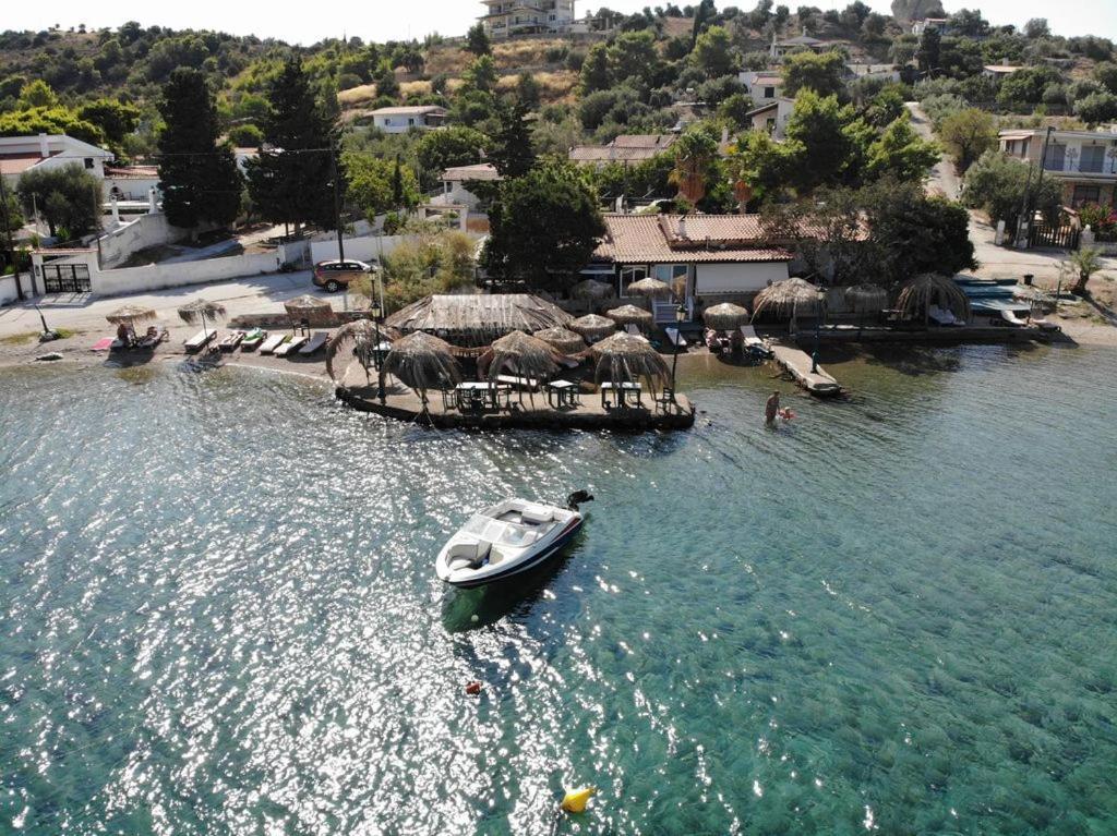 Mantas Bay Hotell Loutráki Exteriör bild