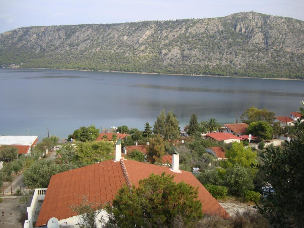 Mantas Bay Hotell Loutráki Exteriör bild