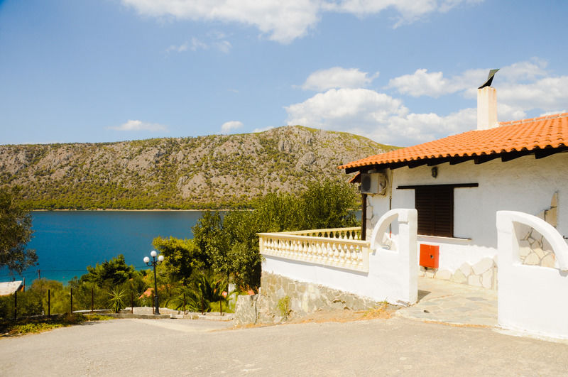Mantas Bay Hotell Loutráki Exteriör bild
